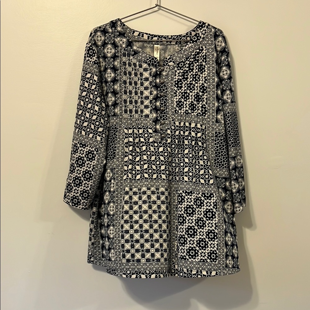 PerSeption Concept Black and White Boxy Tunic‎ with Mandarin Collar